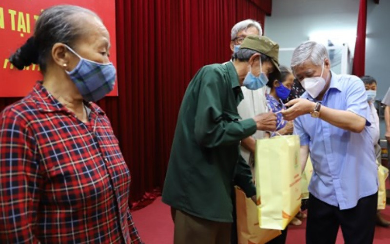 Chủ tịch Ủy ban MTTQ Việt Nam Đỗ Văn Chiến trao quà cho nạn nhân chất độc da cam/dioxin có hoàn cảnh khó khăn trên địa bàn TP Thái Bình, tỉnh Thái Bình. (Ảnh: Hương Diệp)