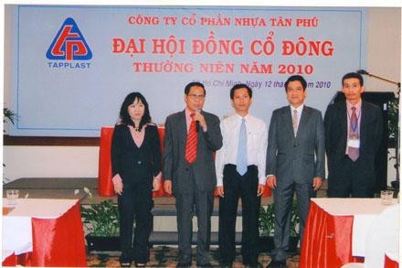 Ban lãnh đạo Công ty Nhựa Tân Phú.