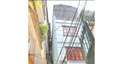 Nhà 28 ngõ Ðại Ðồng (phố Khâm Thiên) nghiêng tựa vào nhà hàng xóm, kéo theo nhiều nhà kế bên bị lún, nứt.     