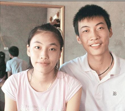 Em Trần Xuân Bách (bên phải) cùng em gái Trần Thị Bích Diệp.