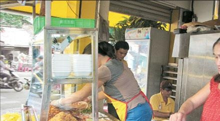 Chế biến bánh mì thịt tại một lò bánh mì kiêm tiệm bánh mì.