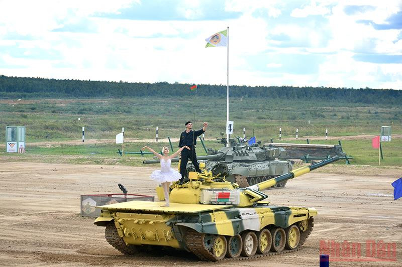 Màn trình diễn múa bale trên nóc xe tăng gây ấn tượng mạnh tại lễ khai mạc cuộc thi Xe tăng hành tiến. Ảnh: TRỊNH DŨNG