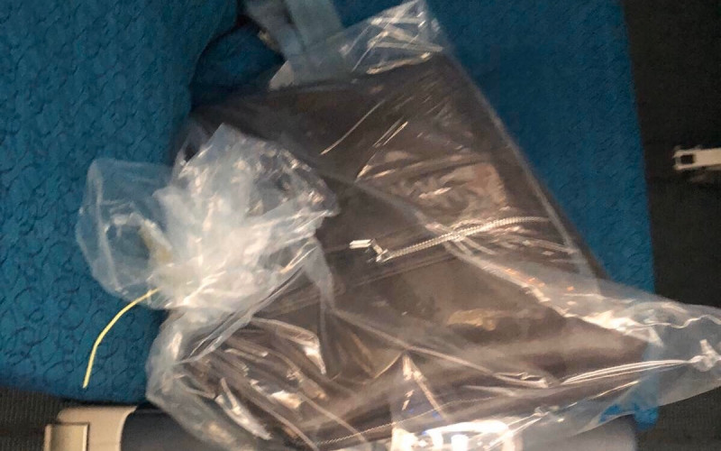 Chiếc túi hành khách bỏ quên tại hộc hành lý số 17DEF.