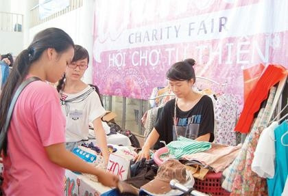 Phiên chợ từ thiện Unimar thu hút đông đảo bạn trẻ tham gia.