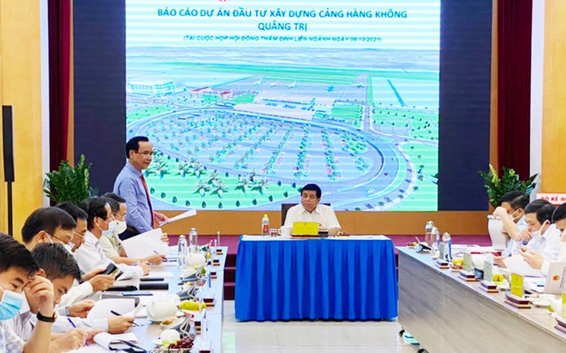 Phó Bí thư Tỉnh ủy, Chủ tịch UBND tỉnh Quảng Trị Võ Văn Hưng báo cáo Dự án đầu tư cảng hàng không Quảng Trị với Hội đồng thẩm định liên ngành Trung ương.