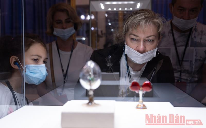 Người Nga tham quan bảo tàng. (Ảnh: THANH THỂ)