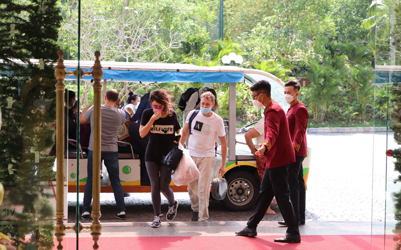 Du khách Nga tới Nha Trang theo chương trình thí điểm đón khách quốc tế hồi tháng 12/2021 (Ảnh: CTV)