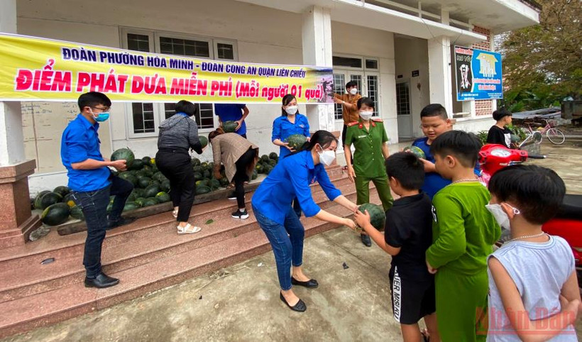 Phát dưa miễn phí cho người dân địa phương.