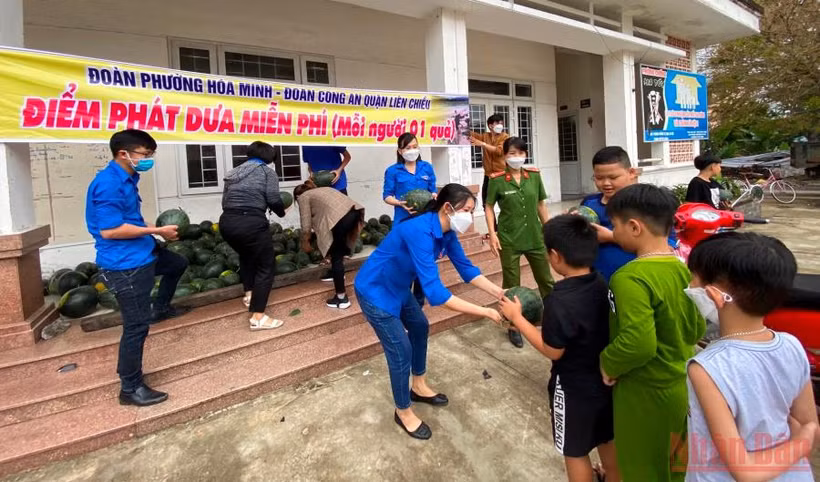 Phát dưa miễn phí cho người dân địa phương.