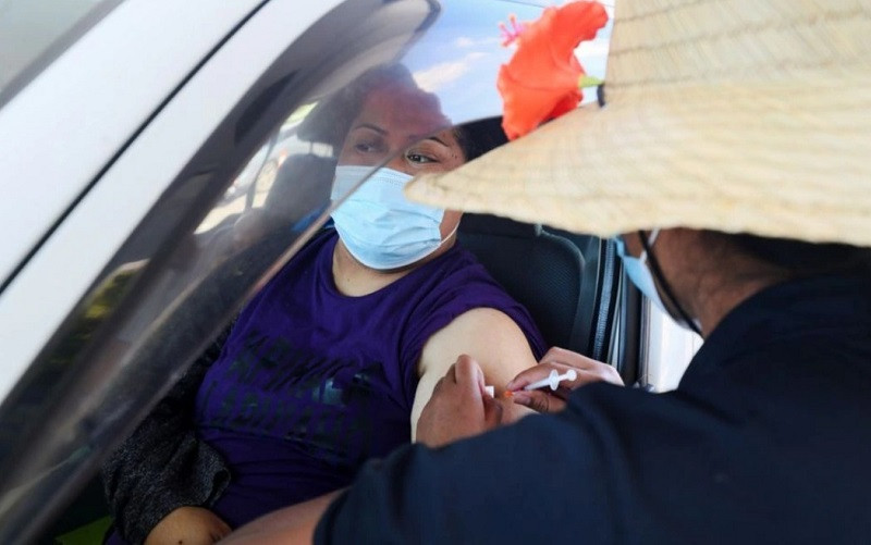 Tiêm vaccine Pfizer cho các lái xe ở Auckland, New Zealand, ngày 16/10/2021. (Ảnh: Reuters)