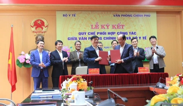 Hai bộ trưởng đã ký kết Quy chế phối hợp công tác giữa Văn phòng Chính phủ và Bộ Y tế. 