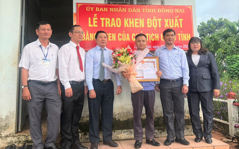 Lãnh đạo Sở Nội vụ tỉnh Đồng Nai trao Bằng khen của Chủ tịch Ủy ban nhân dân tỉnh tặng anh Trịnh Văn Tài.