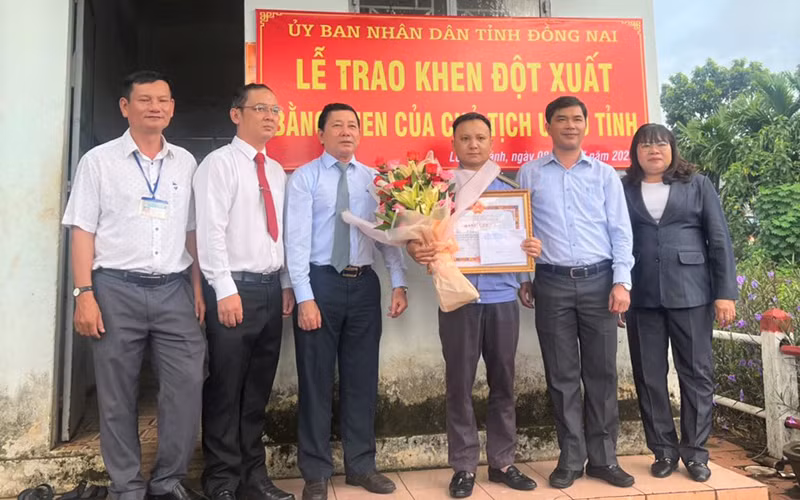 Lãnh đạo Sở Nội vụ tỉnh Đồng Nai trao Bằng khen của Chủ tịch Ủy ban nhân dân tỉnh tặng anh Trịnh Văn Tài.