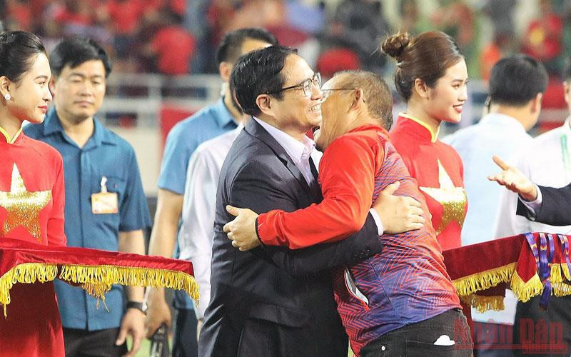 Thủ tướng Phạm Minh Chính chúc mừng và cảm ơn Huấn luyện viên Park Hang-seo. (Ảnh: KHIẾU MINH)