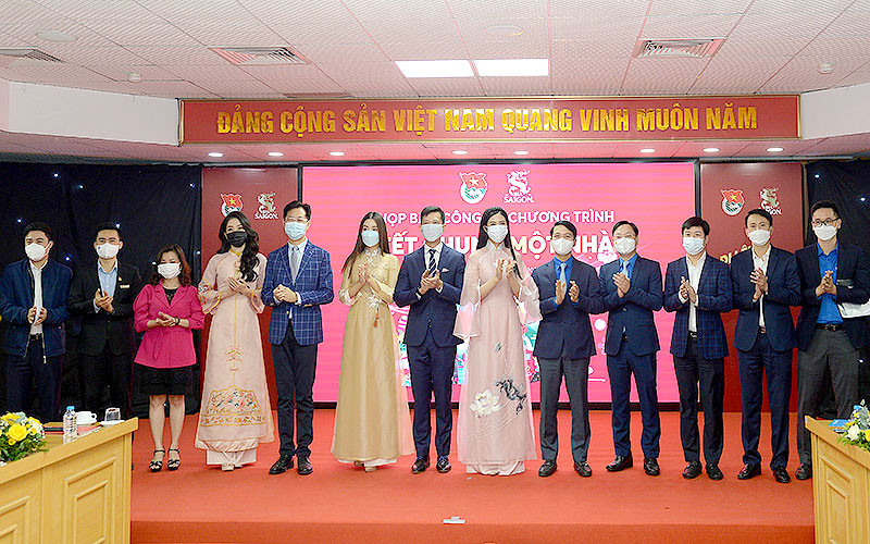 Các thành viên Ban Tổ chức chương trình “Tết chung một nhà” tại Lễ phát động.