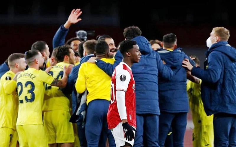 Cảm xúc trái ngược sau trận đấu. Các cầu thủ Villareal ăn mừng cuồng nhiệt sau khi có tấm vé lịch sử vào chung kết Europa League, còn Arsenal sẽ phải đối mặt với một mùa giải bỏ đi. (Ảnh: Getty Images)