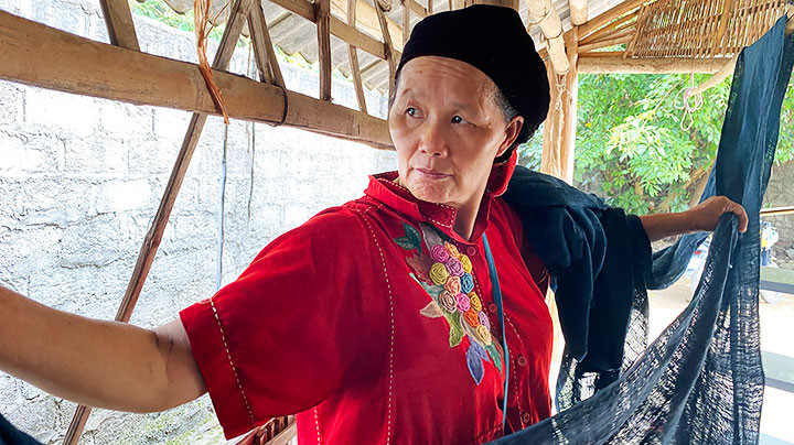 Bà Vàng Thị Mai đang phơi vải lanh ở Hợp tác xã Hợp Tiến.