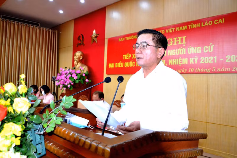 Đồng chí Trần Cẩm Tú phát biểu tại Hội nghị tiếp xúc cử tri đơn vị bầu cử số 2 ở Lào Cai.