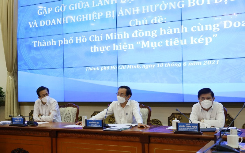 Lãnh đạo thành phố Hồ Chí Minh chủ trì hội nghị.