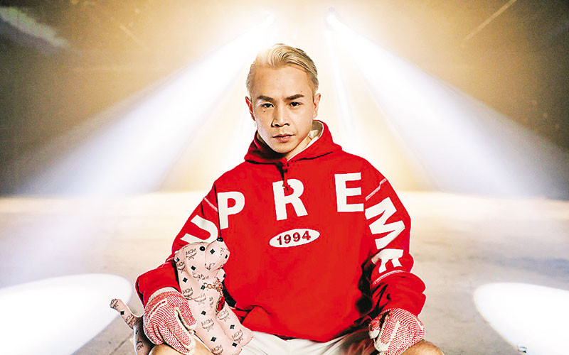 Binz đem nhiều phụ kiện đắt tiền vào MV Bigcityboy. Chú cún trong ảnh được biết có giá 1.000USD.