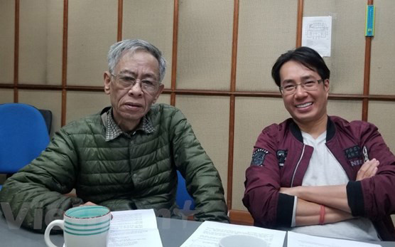 Nhà thơ Hoàng Nhuận Cầm và nhà báo Trương Anh Ngọc trong một lần thu âm tại Đài Tiếng nói Việt Nam. Ảnh: Vietnam+