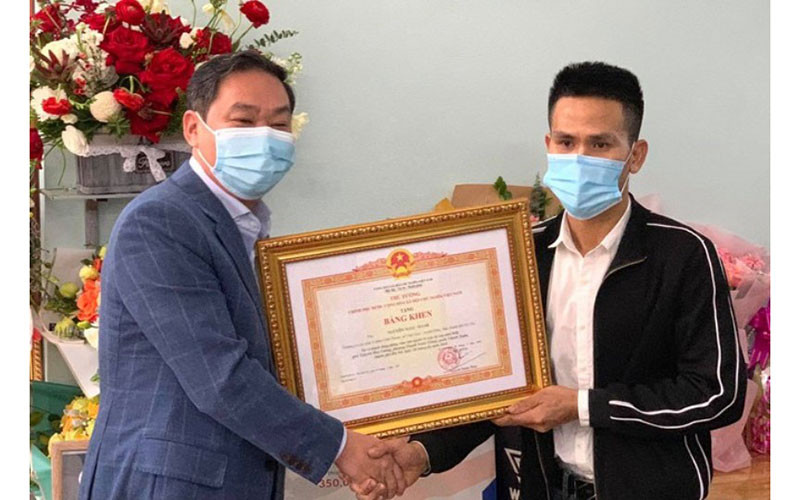 Phó Chủ tịch Thường trực UBND TP Hà Nội Lê Hồng Sơn trao tặng Bằng khen của Thủ tướng Chính phủ cho anh Nguyễn Ngọc Mạnh.