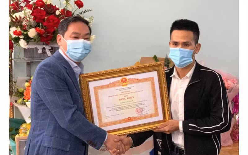 Phó Chủ tịch Thường trực UBND TP Hà Nội Lê Hồng Sơn trao tặng Bằng khen của Thủ tướng Chính phủ cho anh Nguyễn Ngọc Mạnh.