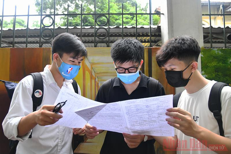 Thí sinh trao đổi về bài thi tổ hợp sau khi kết thúc buổi thi sáng 8/7. Ảnh: THUỶ NGUYÊN