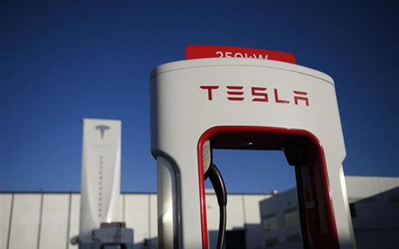 Biểu tượng Tesla tại một trạm sạc điện của hãng ở Hawthorne, California. (Ảnh: TTXVN)