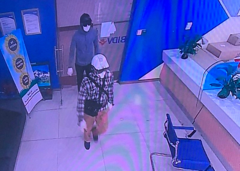 Hai đối tượng cướp ngân hàng. 