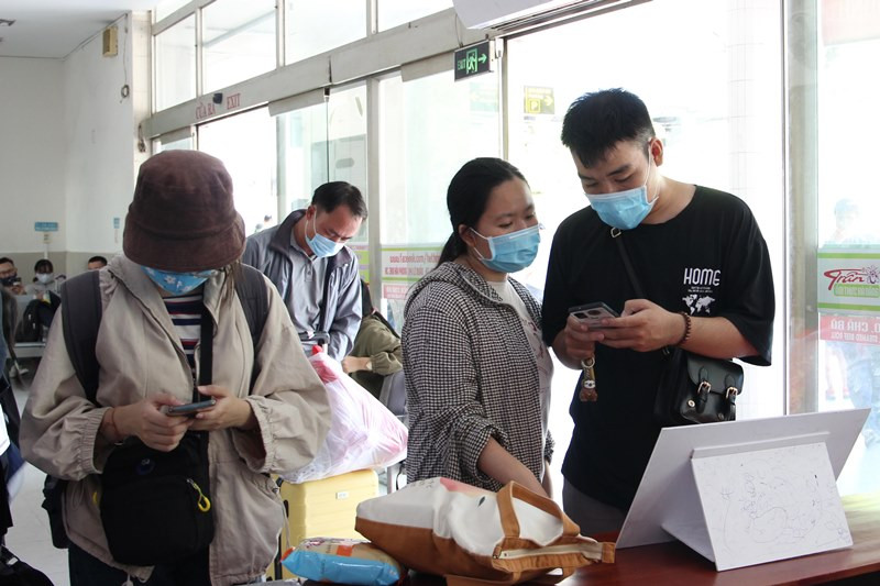 Khai báo y tế trước khi vào phòng chờ ga tàu. 