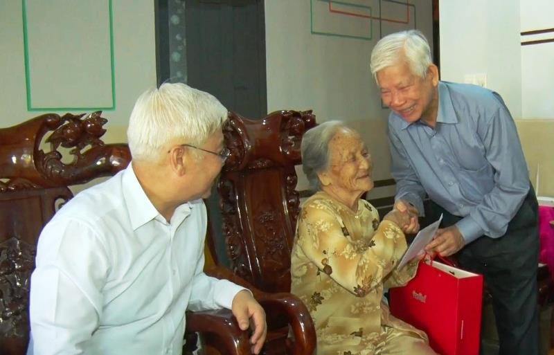 Nguyên Ủy viên Bộ Chính trị, nguyên Chủ tịch nước Nguyễn Minh Triết tặng quà cho Mẹ Việt Nam Anh hùng trên địa bàn thị xã Phước Long.
