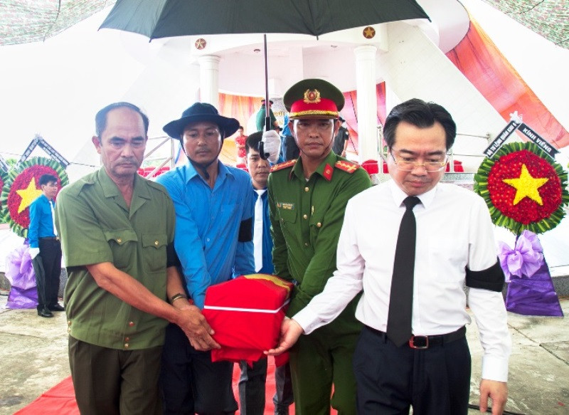 Đưa các liệt sĩ đến nơi an nghỉ cuối cùng.