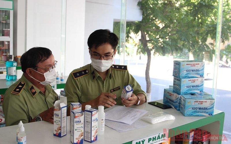 Kiểm tra một cửa hàng vật tư – y tế tại quận Hải Châu.