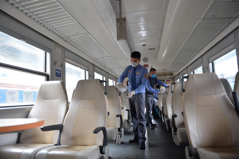 Phun và sát khuẩn trên tàu hỏa.