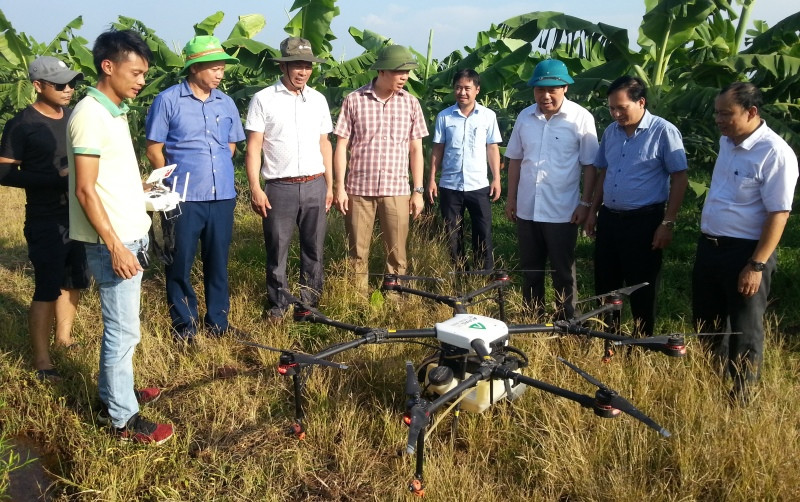 Sử dụng thiết bị bay không người lái phun thuốc bảo vệ thực vật tại xã Bản Nguyên, huyện Lâm Thao.