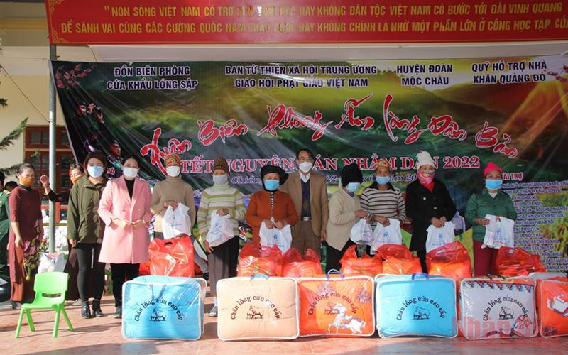 Trao tặng chăn ấm và các phần quà cho các hộ nghèo.