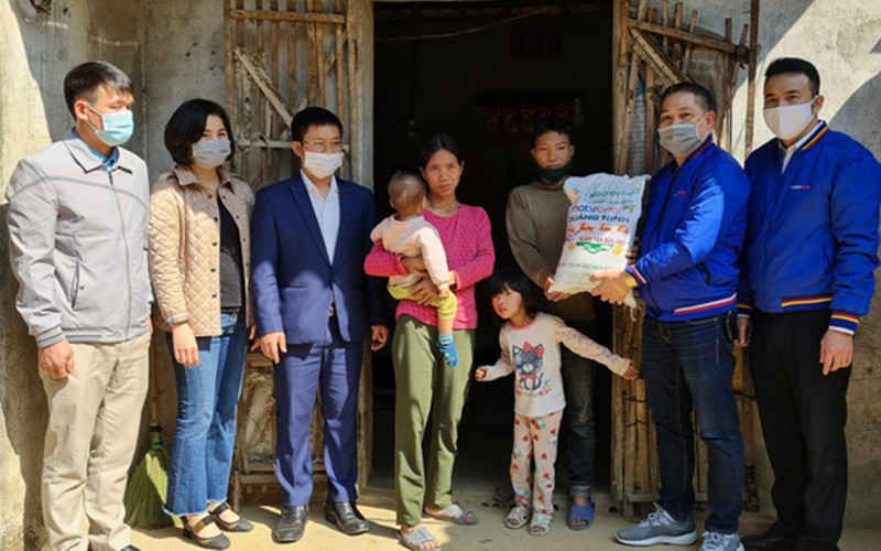 Tặng quà cho gia đình anh Lỷ Quay Mềnh ở thôn Hợp Thành, xã Phong Dụ, huyện Tiên Yên, Quảng Ninh.