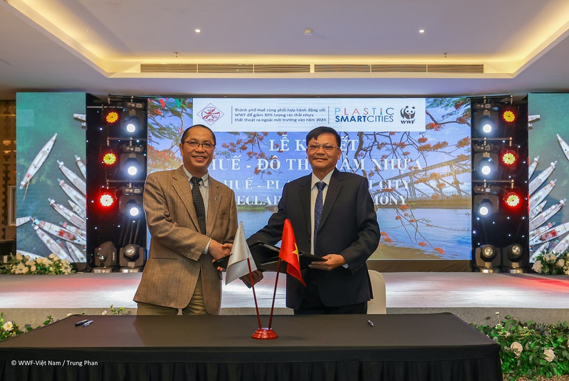 Ông Lê Viết Tám, WWF-Việt Nam và ông Nguyễn Song, Phó Chủ tịch UBND TP Huế bắt tay cam kết đưa TP Huế trở thành đô thị giảm nhựa. 