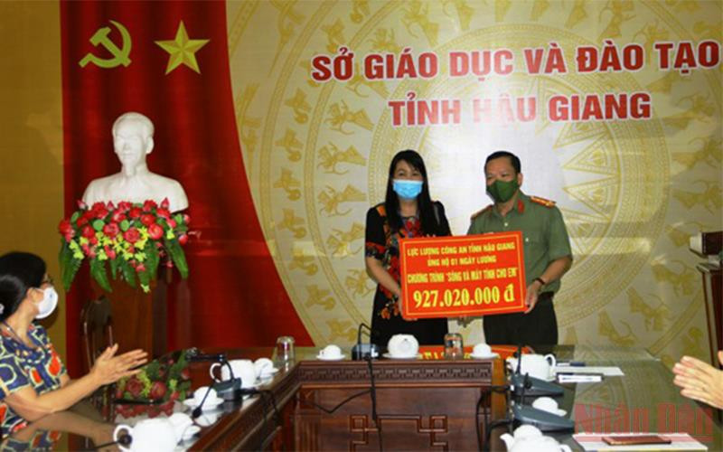 Lãnh đạo Công an tỉnh Hậu Giang trao bảng tượng trưng cho Sở Giáo dục và Đào tạo.