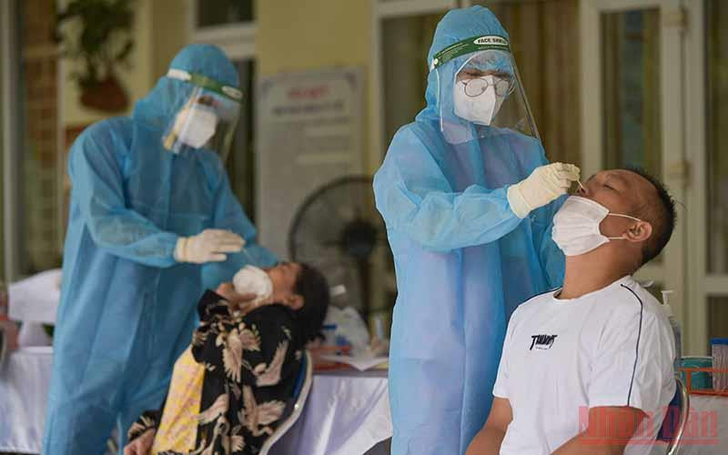 Xét nghiệm Covid-19 cho người dân phường Thanh Xuân Bắc, quận Thanh Xuân. (Ảnh: DUY LINH)