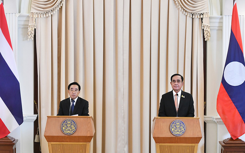 Thủ tướng hai nước Thái Lan và Lào tại buổi họp báo.