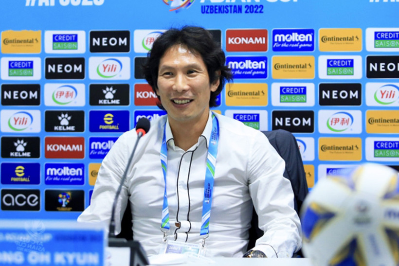 HLV Gong Oh-kyun trả lời báo giới sau khi giành quyền vào tứ kết U23 châu Á. (Ảnh: Ngọc Duy)