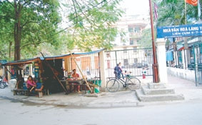 Hàng quán lộn xộn trước Nhà văn hoá trên phố Pháo Đài Láng