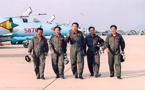 Phi đội Quyết Thắng về tham quan
sân bay Biên Hòa.