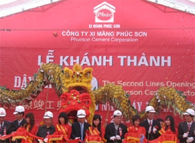 Cắt băng khánh thành dây chuyền
2 Nhà máy xi măng Phúc Sơn.