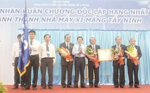 Chủ tịch nước Nguyễn Minh Triết<br>trao Huân chương Độc lập hạng nhất<br>tặng Tổng Công ty VLXD số 1. Ảnh: TTXVN