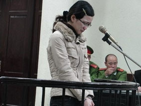 Bị cáo Vũ Thị Kim Anh
trước vành móng ngựa.