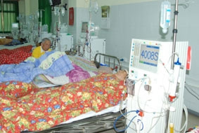 Tặng hai máy chạy thận nhân tạo cho Bệnh viện Đa khoa Quảng Ninh