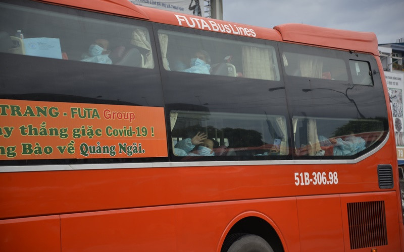 Người dân Quảng Ngãi về quê chiều 16/10 tại Bến xe Miền Đông.